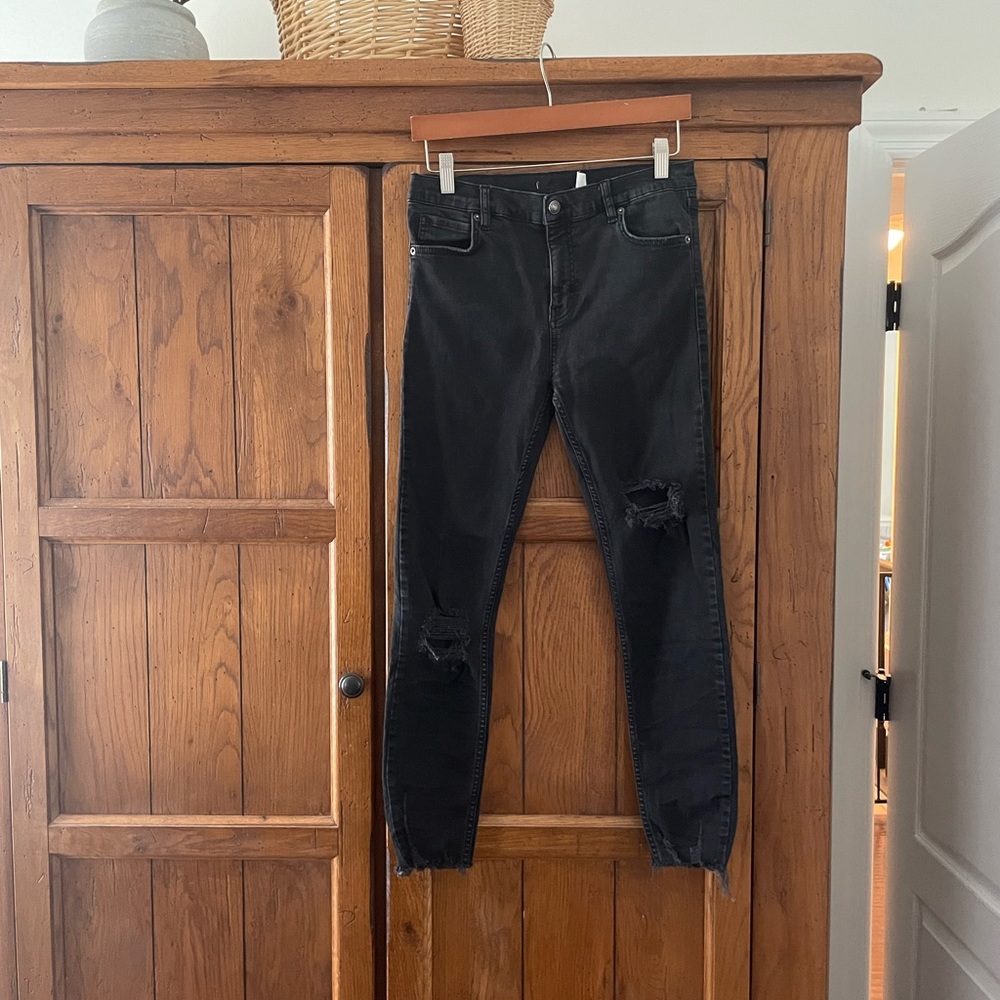 FREE PEOPLE LIKE NEW black skinny jeans! Super comfy. Rip detailing. Size 28R.